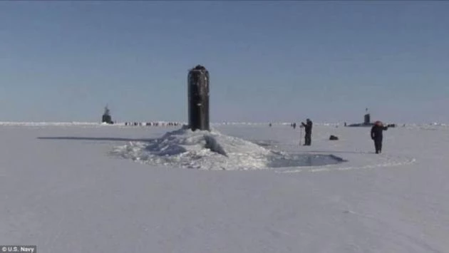 Yποβρύχιο της Βρετανίας αναδύεται μέσα από τον πάγο στην Αρκτική (βίντεο)